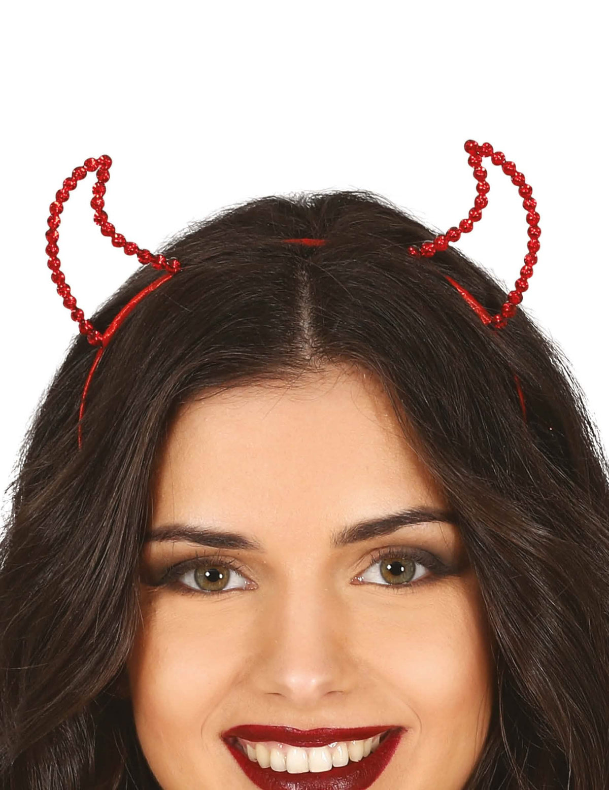 Gros plan sur les cornes du serre-tête diablesse à strass pour femme rouge