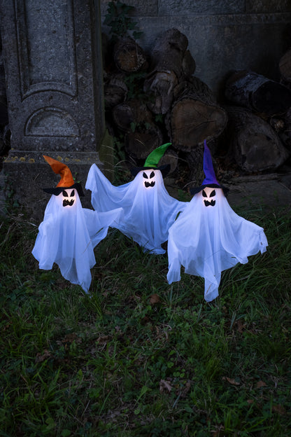 Mise en situation dans un jardin du set de 3 fantômes lumineux avec piquets