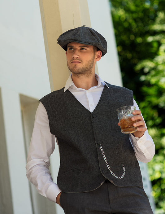 Détail du gilet et de la casquette du set déguisement années 20 homme