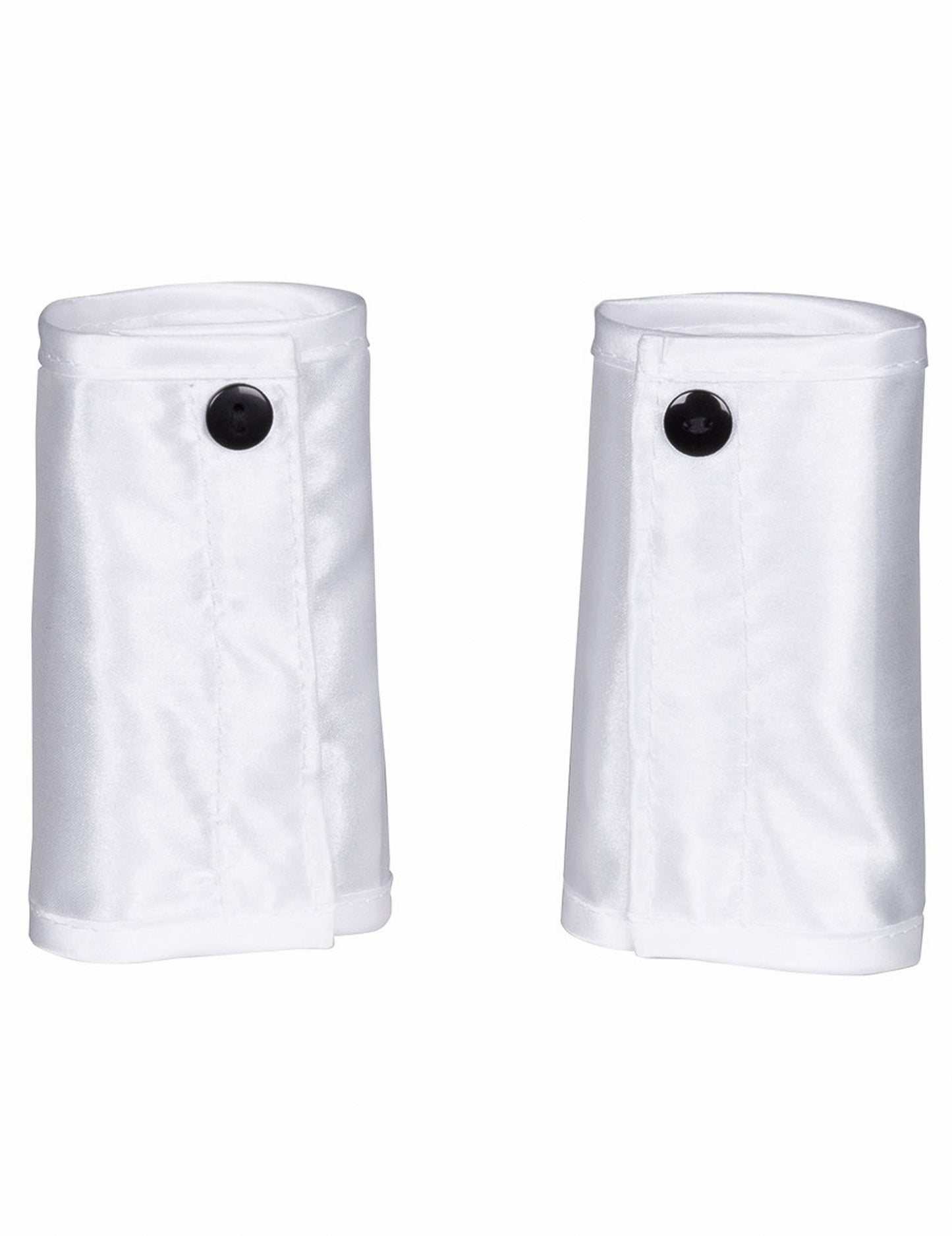 Детайл на белите маншети с черни копчета на комплекта секси заек за възрастни