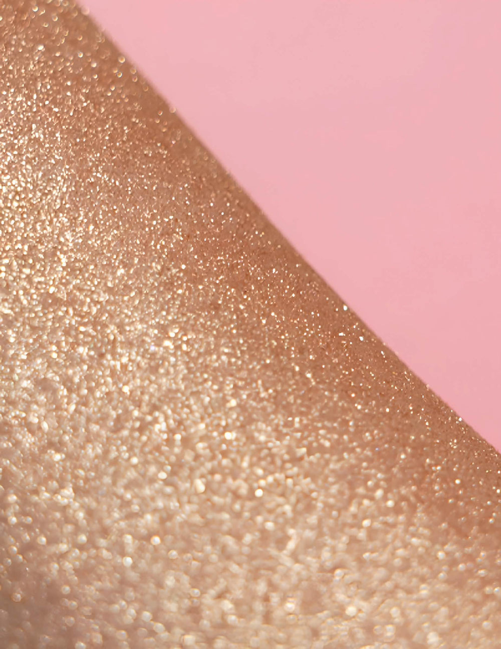 Détail du rendu des paillettes sur la peau du spray poudre pailleté Si si la paillette