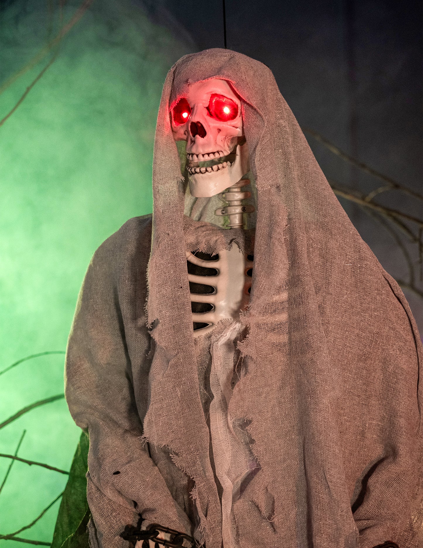 Светещ сив висящ скелет за Хелоуин 180 cm