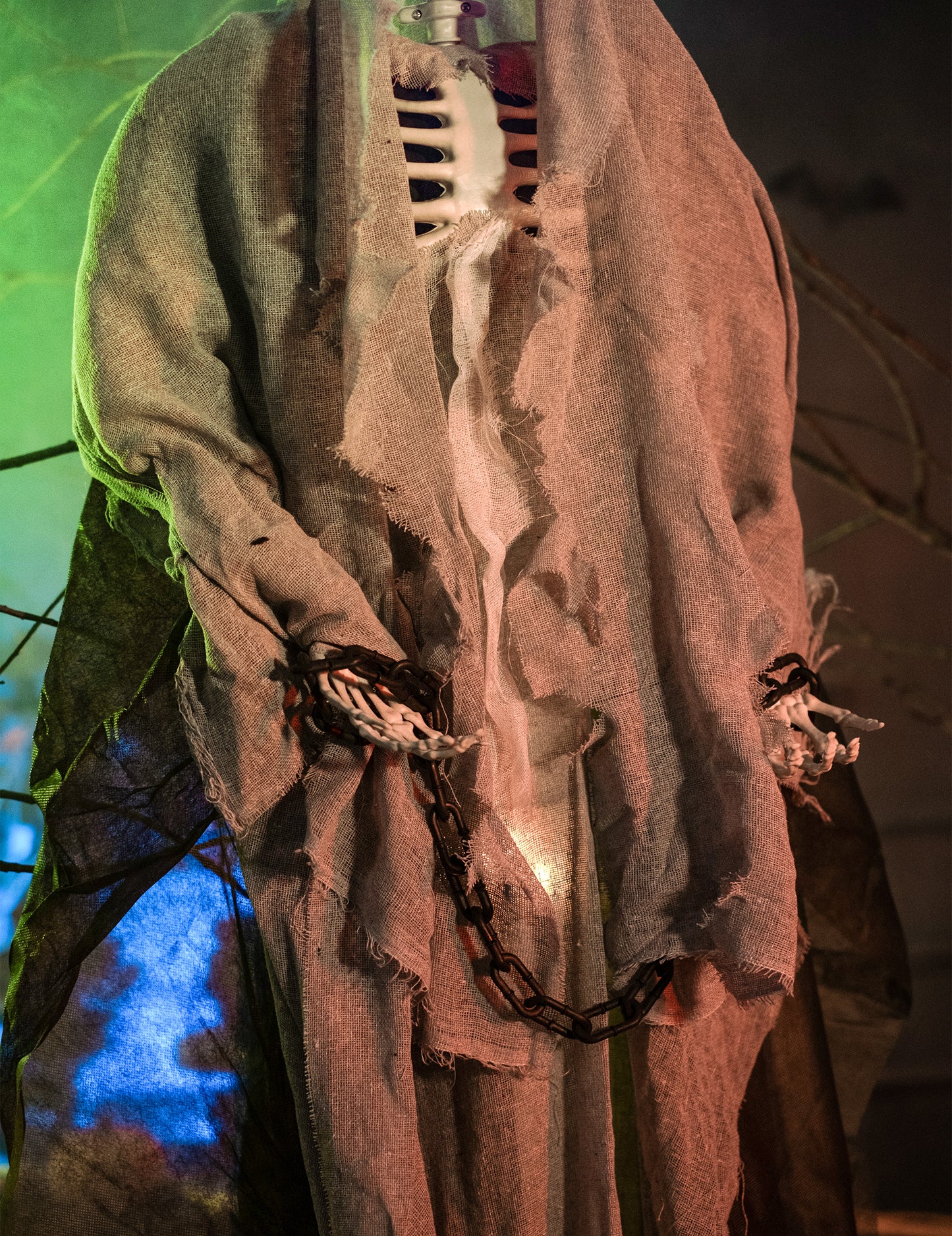 Светещ сив висящ скелет за Хелоуин 180 cm