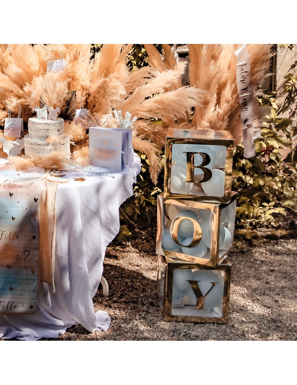 Mise en scène sur boîtes transparentes des stickers boy pour baby shower