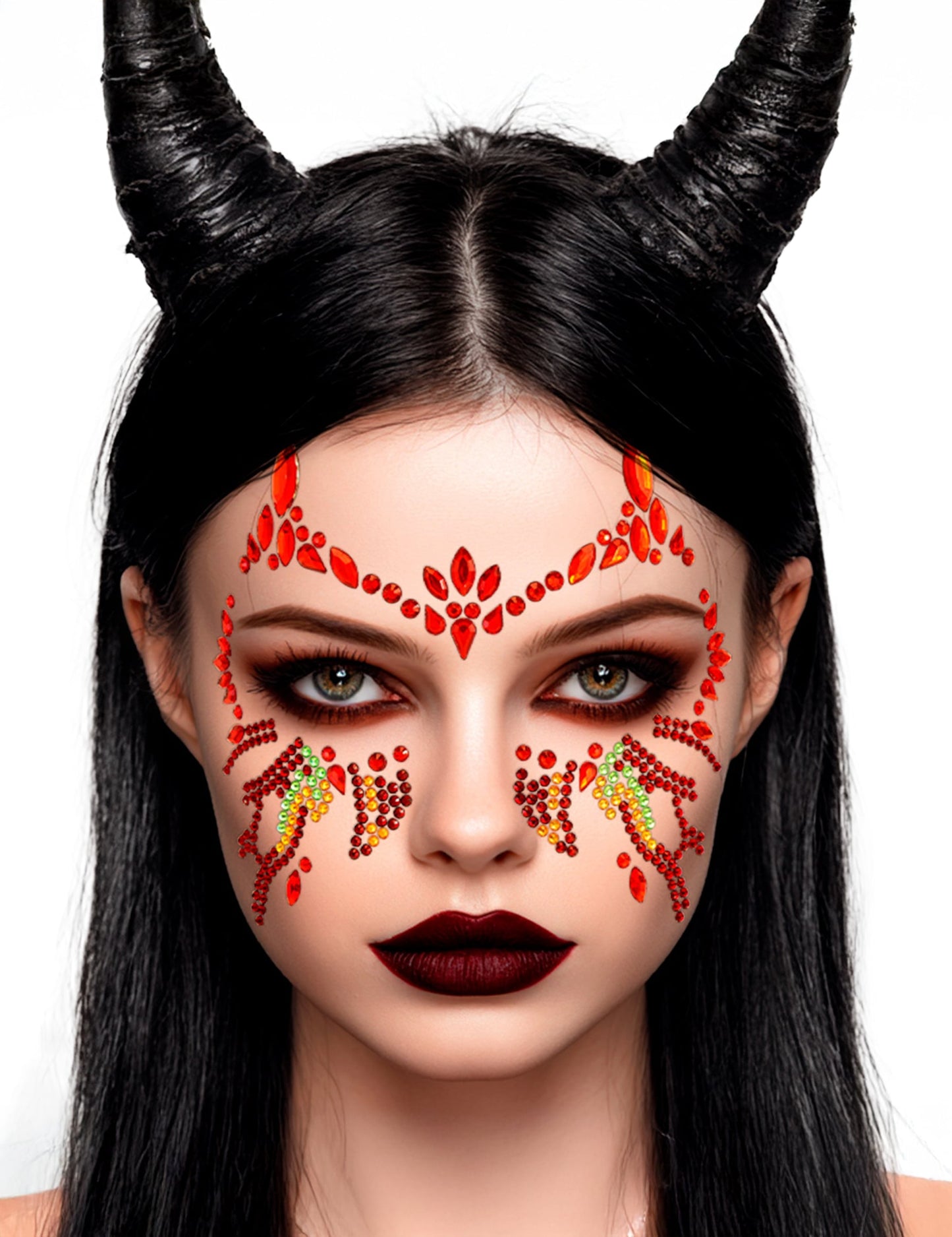 Détail du rendu sur le visage des strass adhésifs diable enflammé