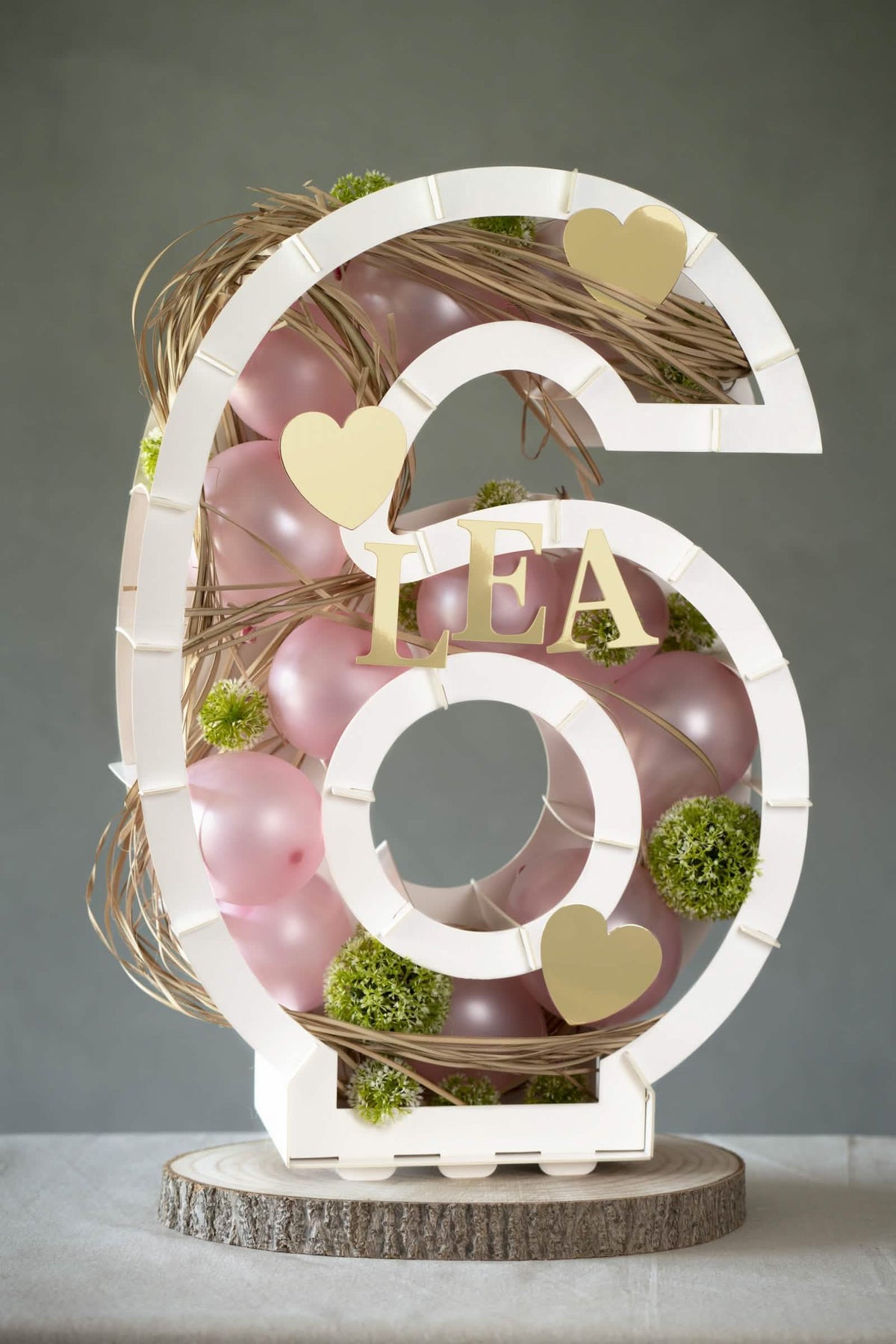 Chiffre 6 garni de ballons et fleurs de la structure chiffre blanc pour ballons en carton à garnir