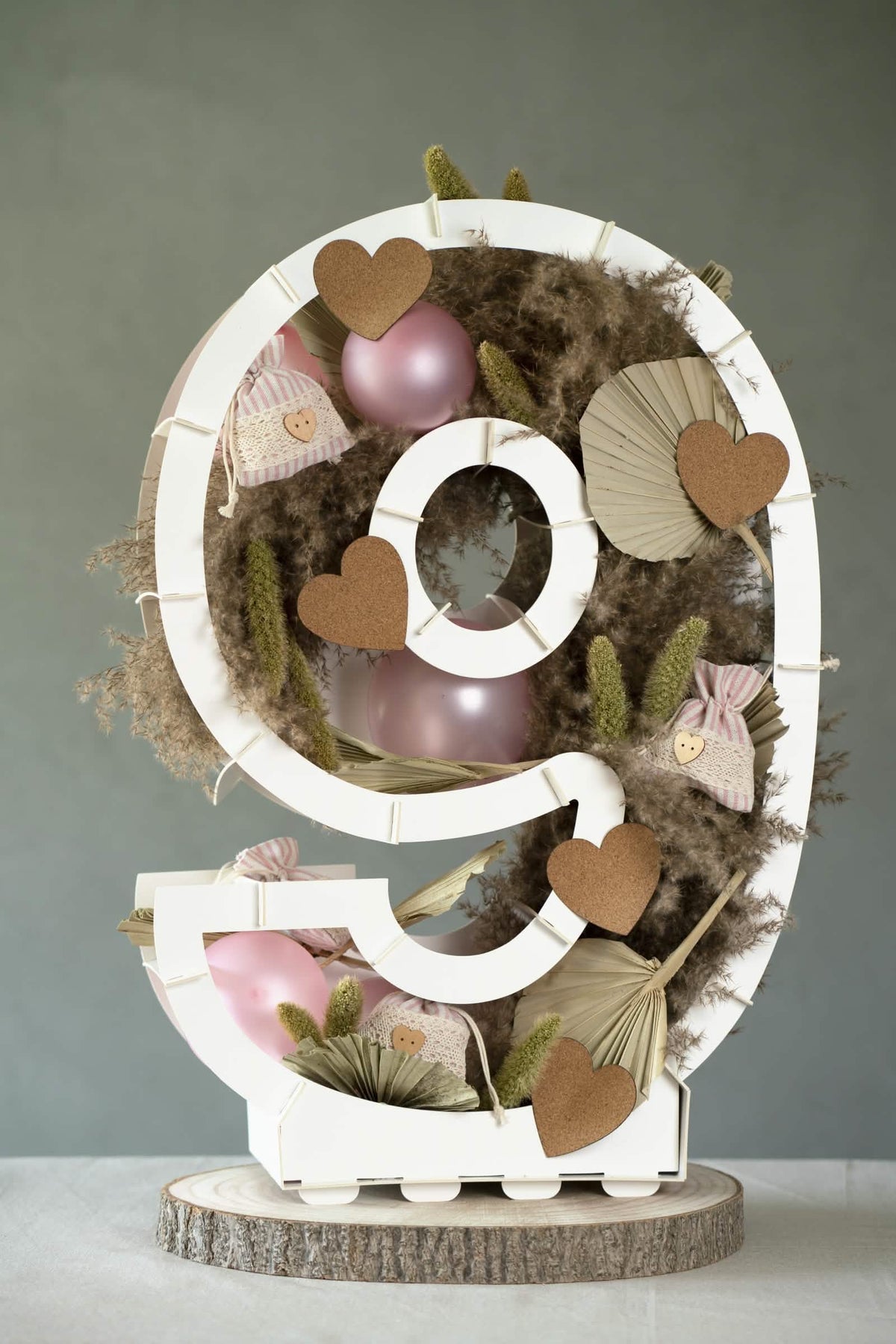 Chiffre 9 garni de fleurs séchées et ballons de la structure chiffre pour décoration de fête blanc en carton à garnir