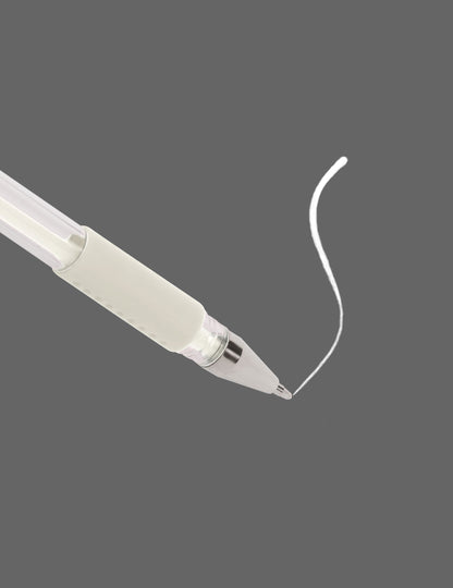 Gros plan sur la pointe et le tracé du stylo gel blanc à encre opaque