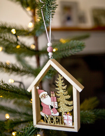 Дървена висяща украса "Розова къща на Дядо Коледа" 13 x 11 cm с пайети