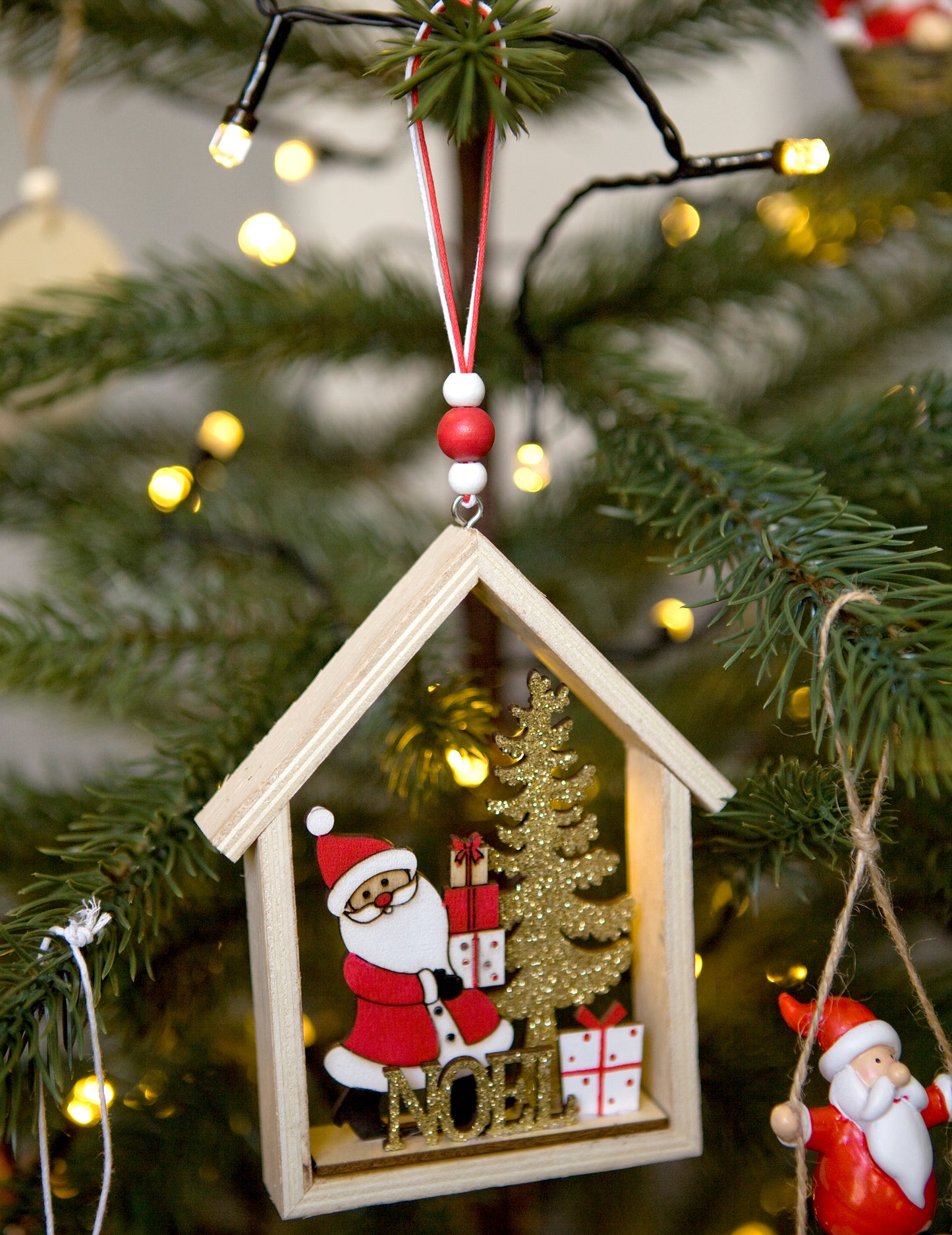 Дървен висящ Дядо Коледа в къщата му 13 x 11 x 2 cm за ела