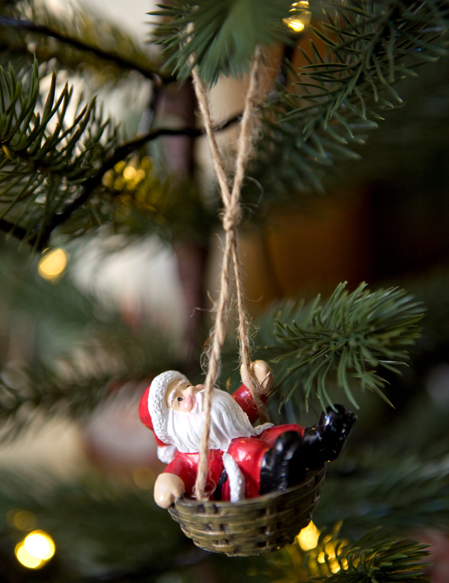 Висящ Дядо Коледа в кошницата му от смола, 6 x 4 x 4 cm за ела