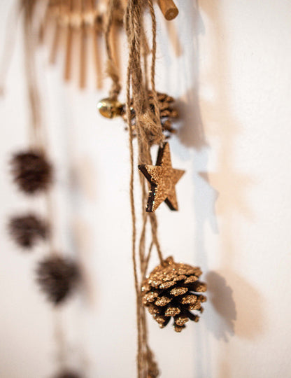 Висяща лампа с меден блясък и борови шишарки 50 cm и дървени звезди