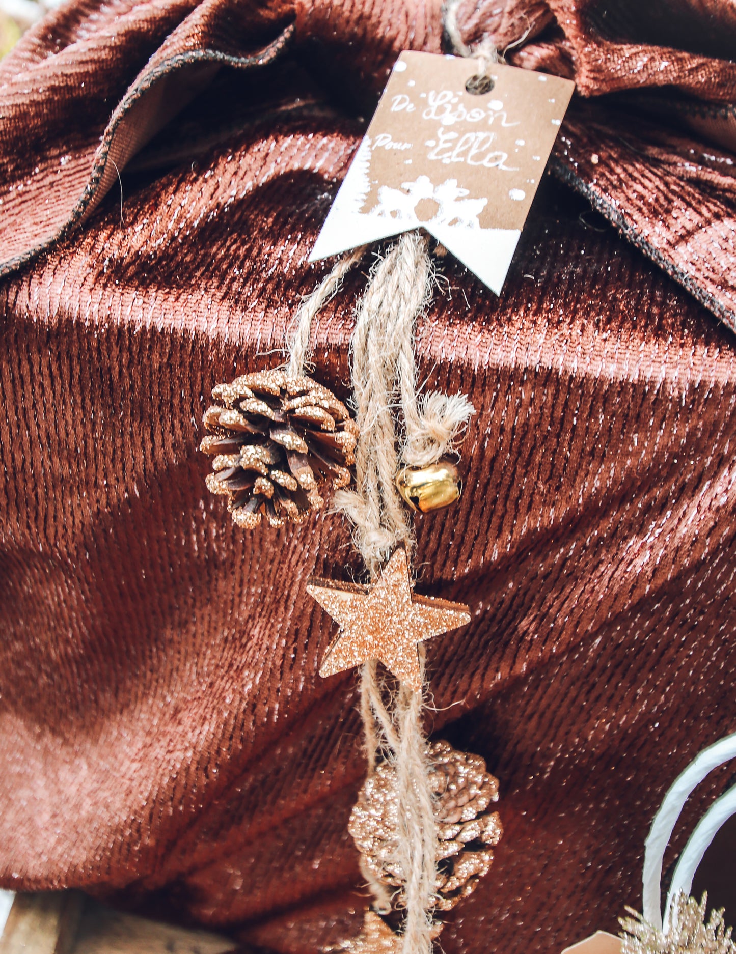 Висяща лампа с меден блясък и борови шишарки 50 cm и дървени звезди