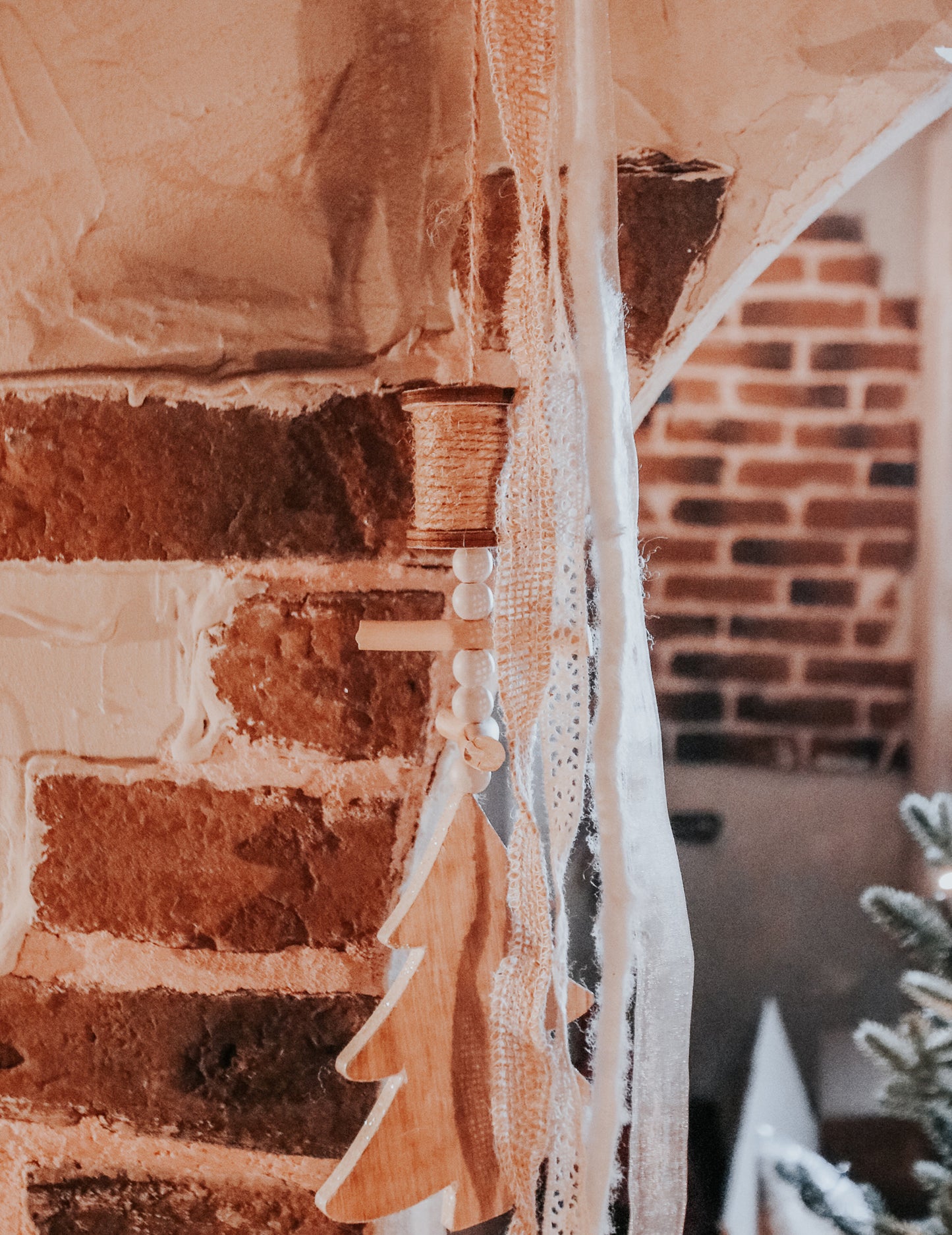 Висяща декорация от дърво, ела, юта и дантела, 90 cm, стил шале