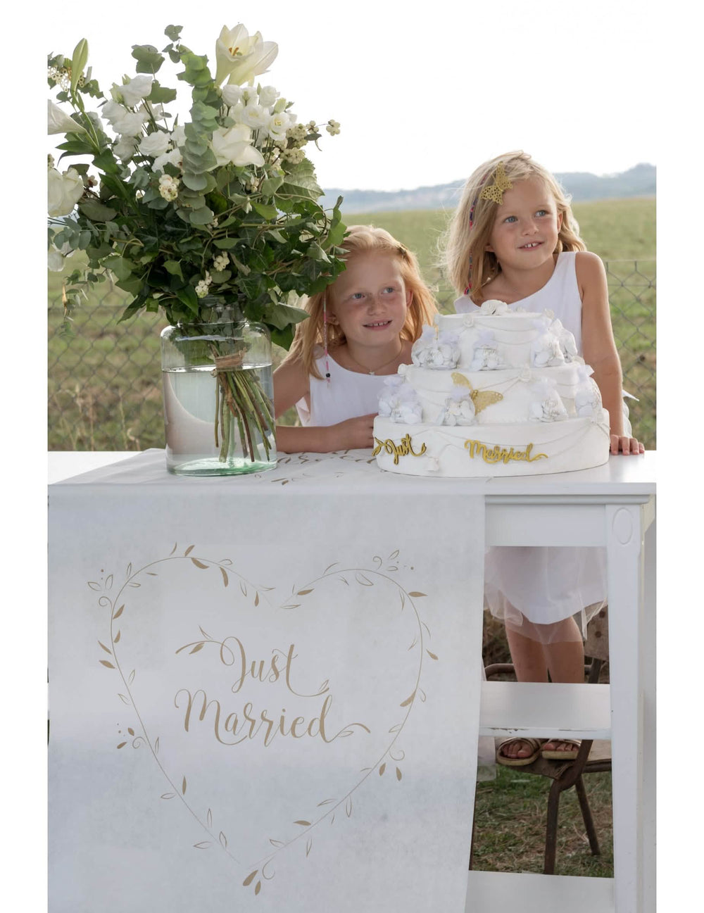 Détail du motif cœur doré du tapis de cérémonie Just Married pour mariage blanc et or