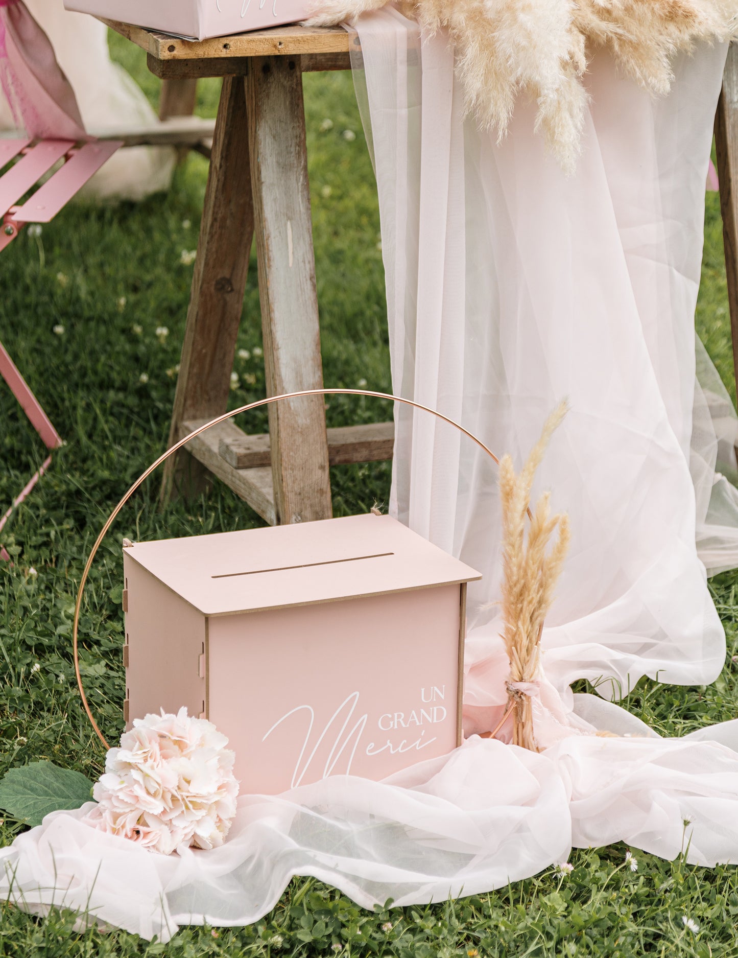 Décoration d'une urne de mariage avec la tête d'hortensia artificielle rose en tissu