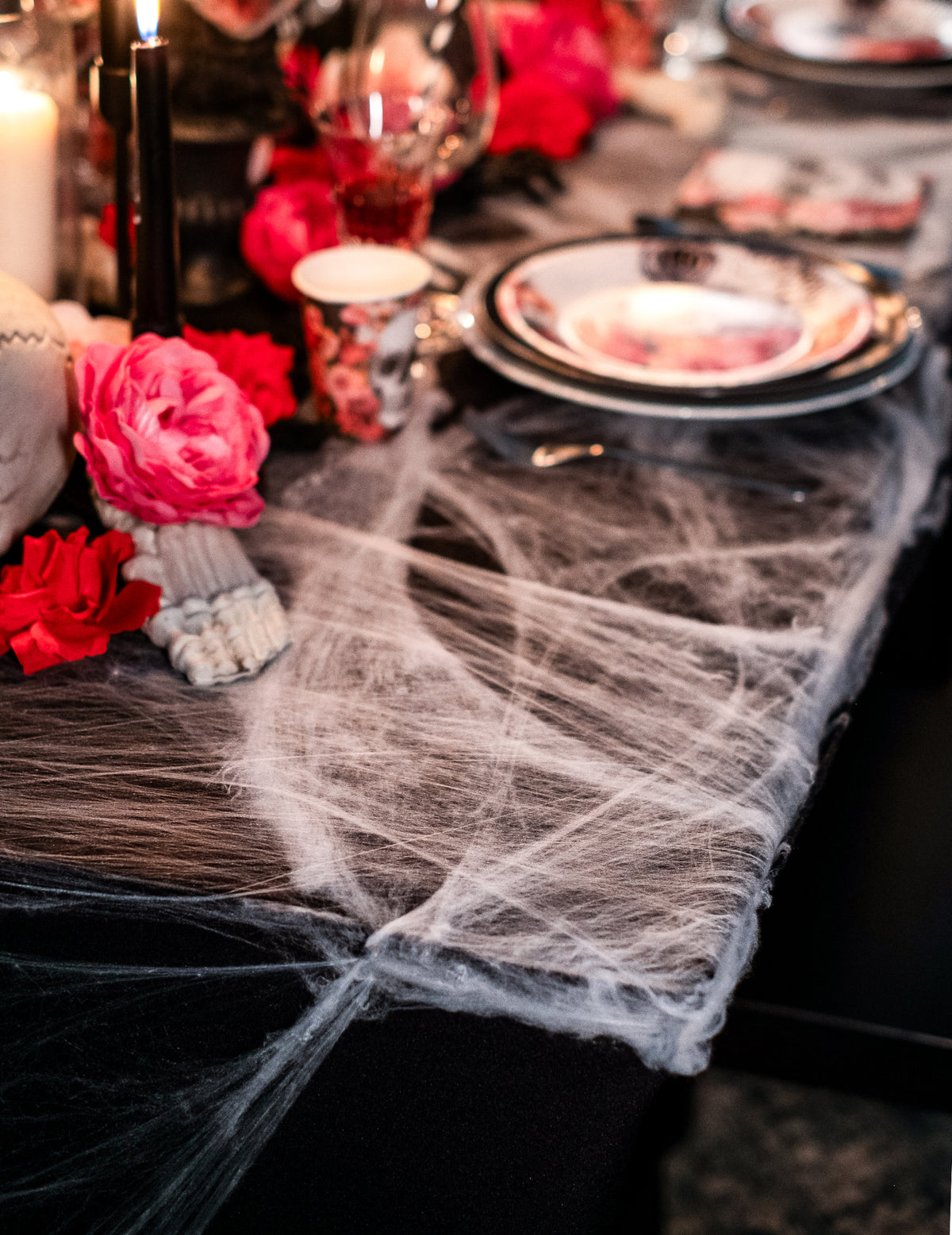 Zoom sur l'étalement sur table de la toile d'araignée Halloween pour décoration blanche