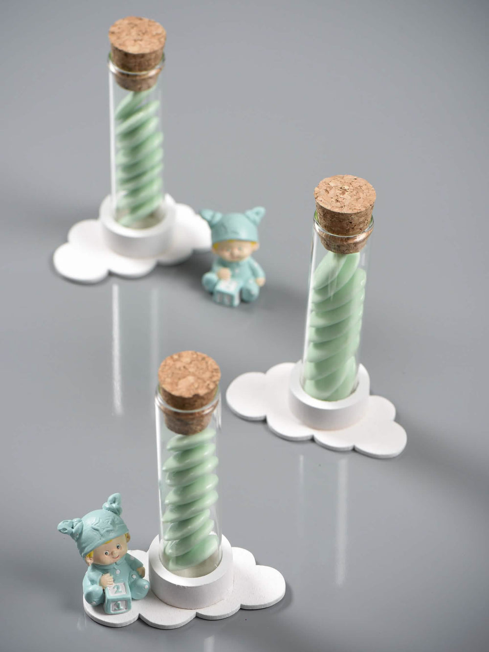 Mise en scène avec figurines et supports nuages du tube éprouvette en verre pour décoration