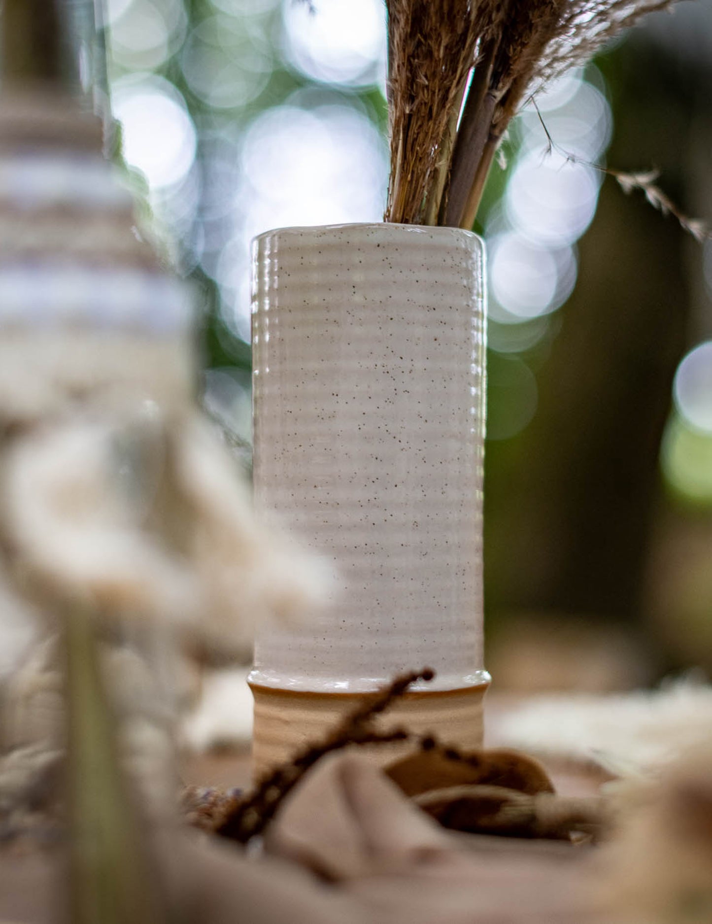 Бежова ваза с пъстри и пясъчни цветове 19 cm керамичен