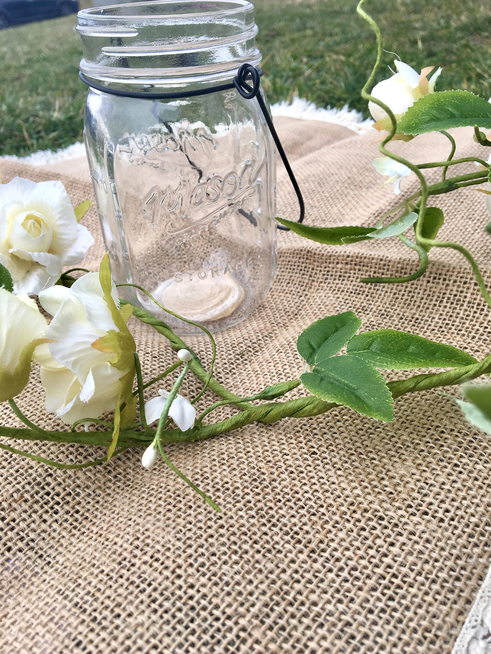 Селска декорация с рози във стъклен буркан mason jar