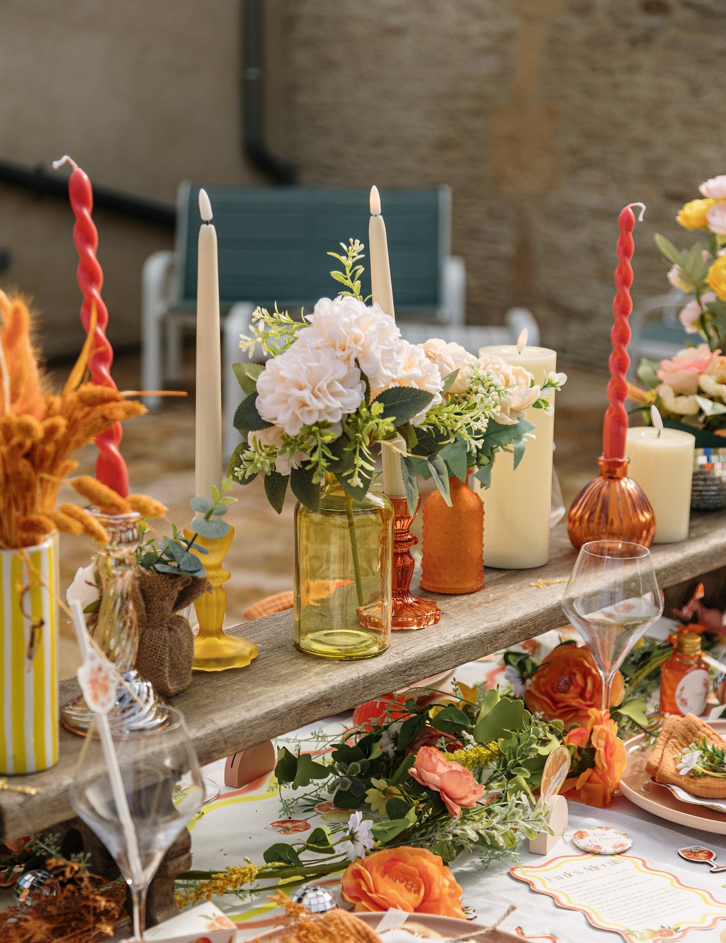 Vase en verre orange arrondi strié bohème