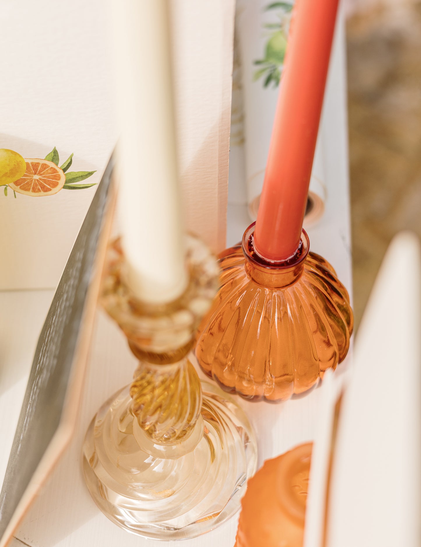 Vase en verre orange arrondi strié bohème