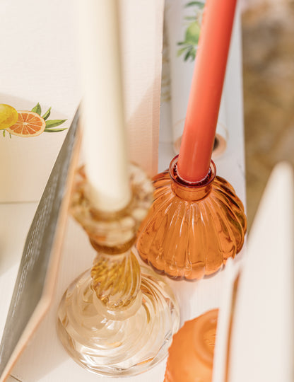 Vase en verre orange arrondi strié bohème