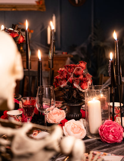 Готическа ваза с рози и паяжини 