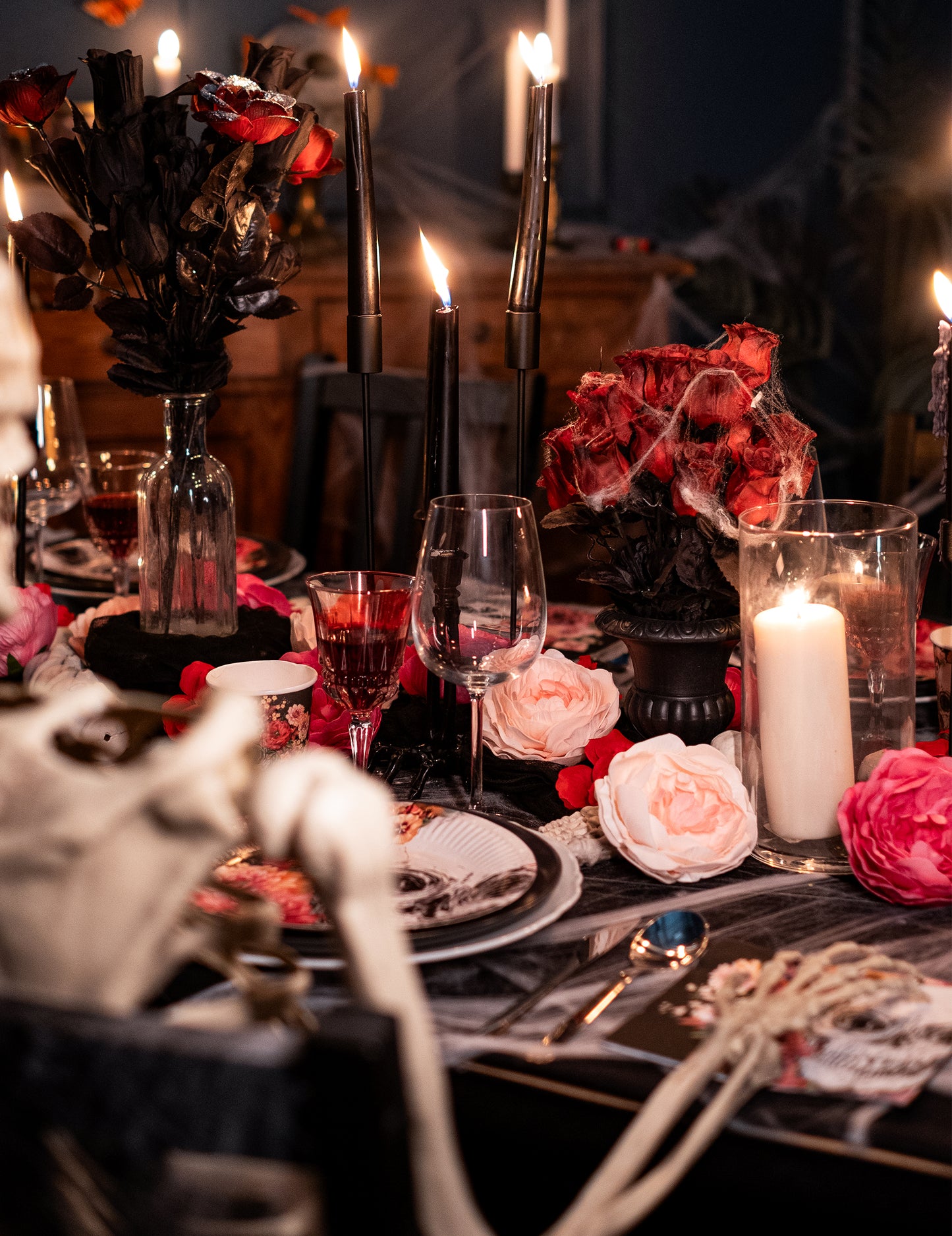 Готическа ваза с рози и паяжини 