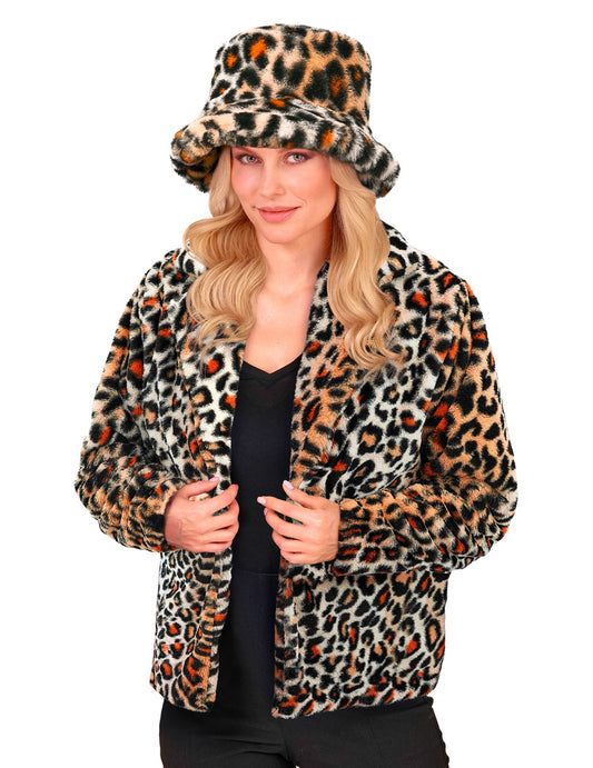 Vue de face avec chapeau assorti de la veste en peluche léopard