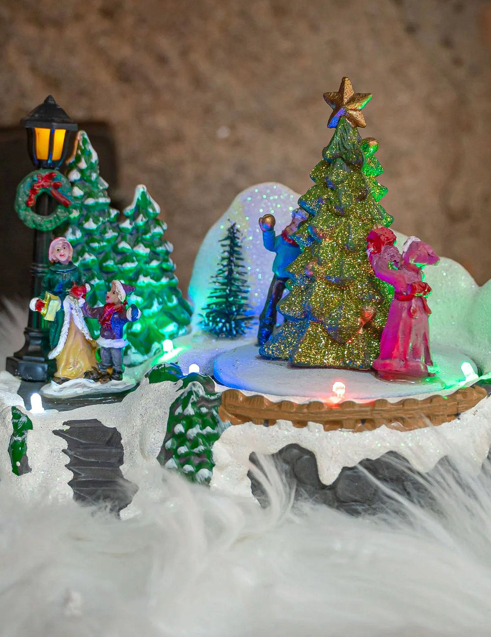 Détail des figurines et du sapin à paillettes du Village de Noël lumineux sapin