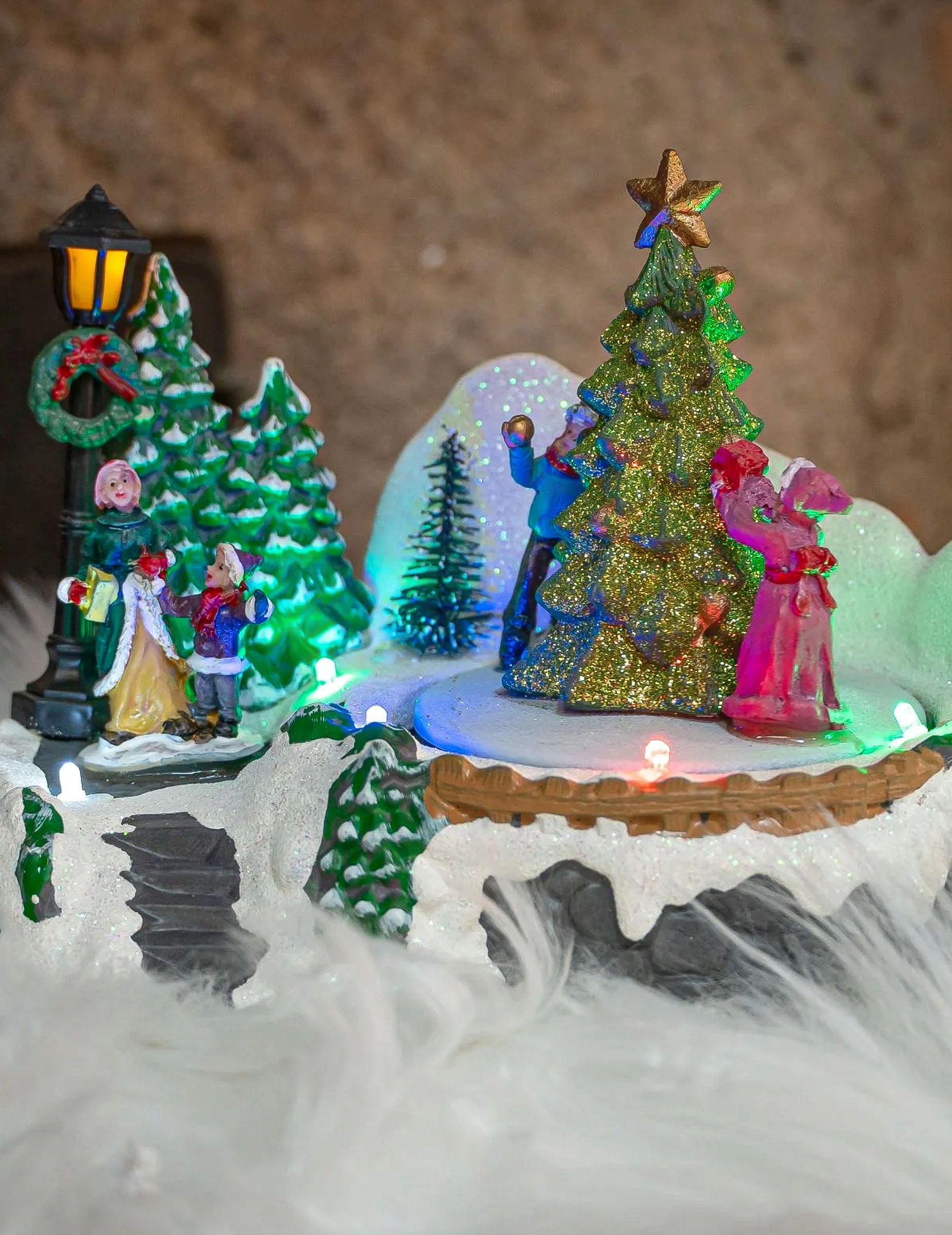 Détail des figurines et du sapin à paillettes du Village de Noël lumineux sapin
